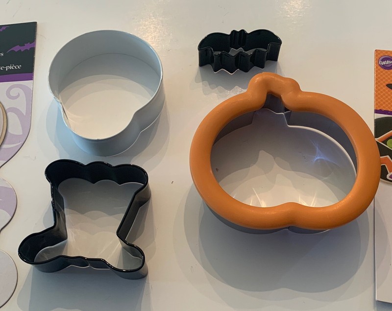 Wilton SKELETON & PUMPKIN / BAT Cookie Cutters HALLOWEEN gallery