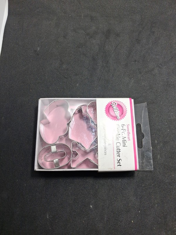 Wilton ~ 6 PC MINI SWEETHEART COOKIE CUTTER SET #2308-1255 - NEW - Metal - 1"x2" gallery