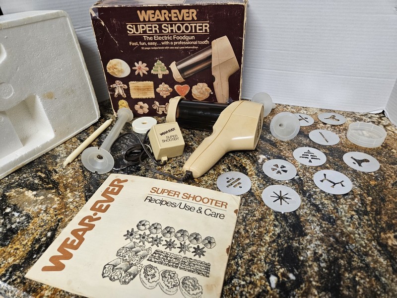 Wear-Ever 70123 Super Shooter Electric Cookie Gun with Box (Tested) With 9 Discs