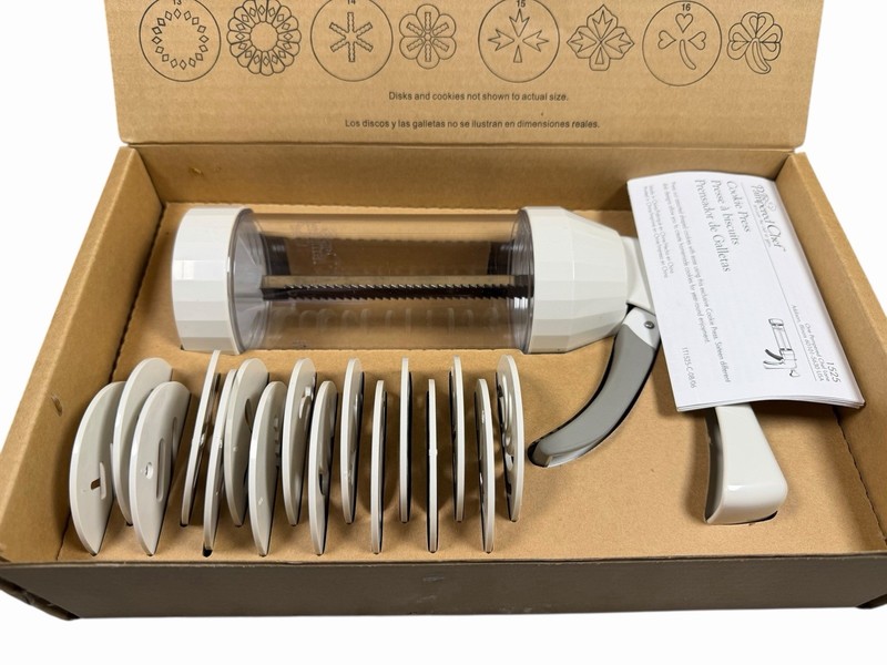 The Pampered Chef 1525 Spritz Cookie Press with 16 Discs Retired Original Box