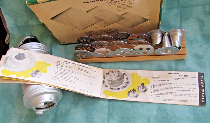 Vintage Mirro Pastry Cookie Press, Discs, Tips & Recipe Book #358 A M gallery