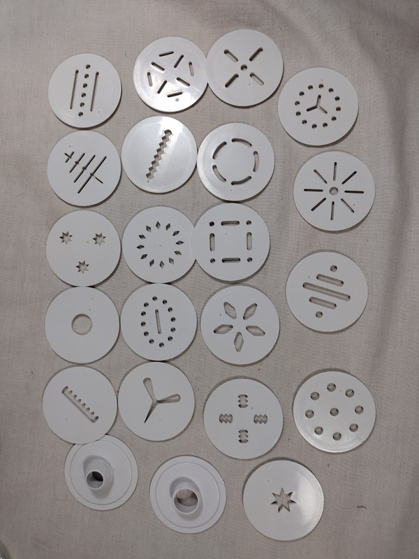 FARBERWARE Deluxe Cookie Press 'Classic Series' One Handed Operation - 20 Discs gallery