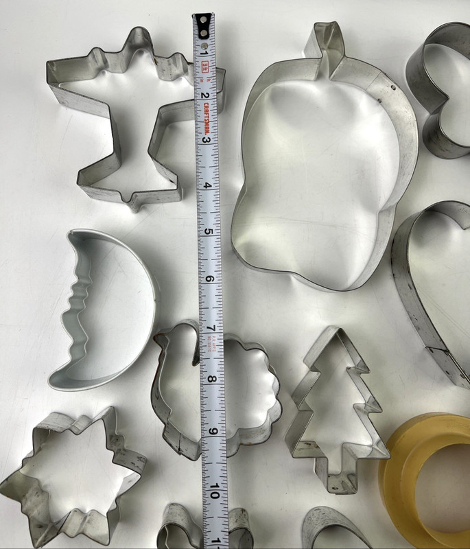 Vintage Lot of 17 Plastic/Tin Cookie Cutter Variety Shape Many More,See Pictures gallery