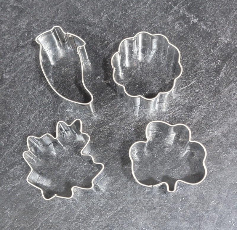 Pampered Chef Creative Cutters Set #1095 w/ Tin – 8 Mini Cookie Cutters EUC gallery