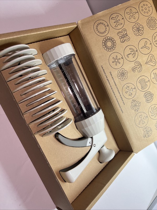 The Pampered Chef Cookie Press #1525 w/16 Discs For Different Designs Like New gallery