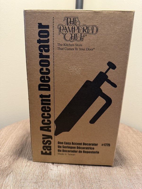 Pampered Chef Easy Accent Decorator Kit #1775 Frosting Icing 6 Tips in Box gallery