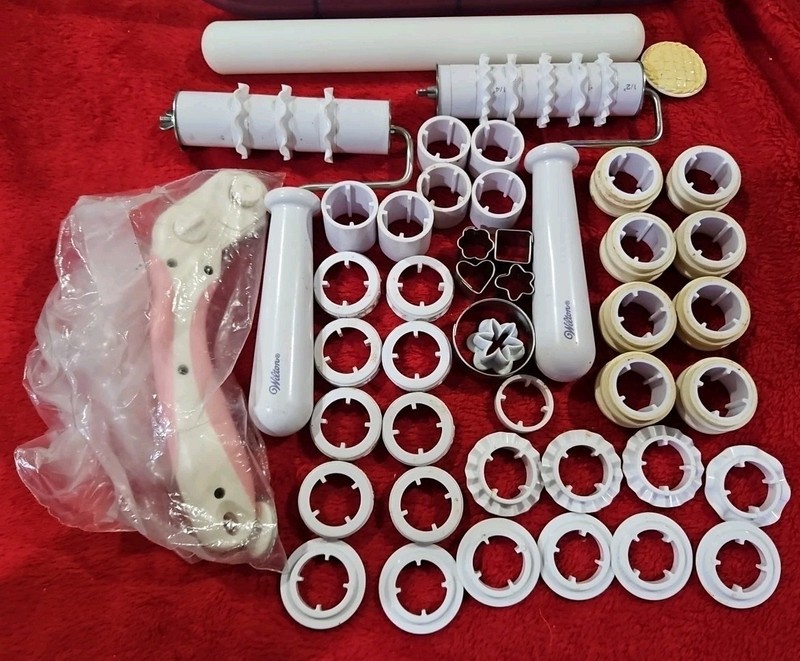 Wilton Cake Decorating Supplies 65 pieces