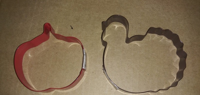 Kitchen Collections Turkeys/APPLE or Pumpkin Set of 2 Metal Cookie Cutters