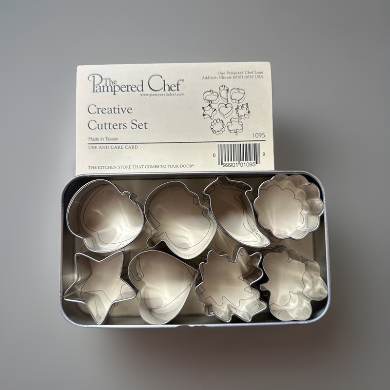 Pampered Chef 2003 Creative Cutters Mini Cookie Cutter Set of 8 Storage Tin 1095 gallery