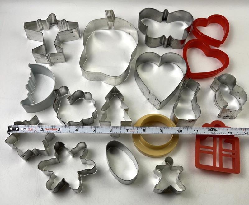 Vintage Lot of 17 Plastic/Tin Cookie Cutter Variety Shape Many More,See Pictures gallery