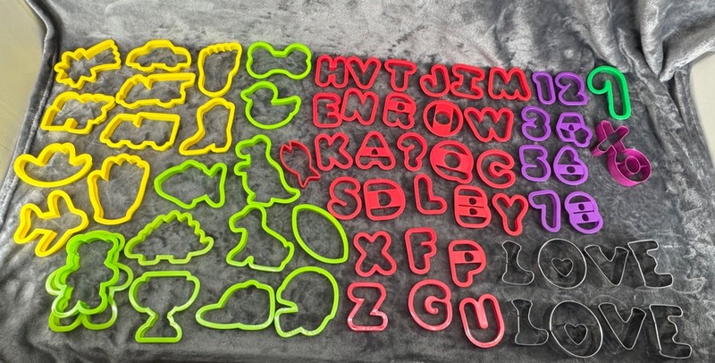 Lot of 124 Plastic & Metal Cookie Cutters Holidays, Animals, Letters, Shapes gallery