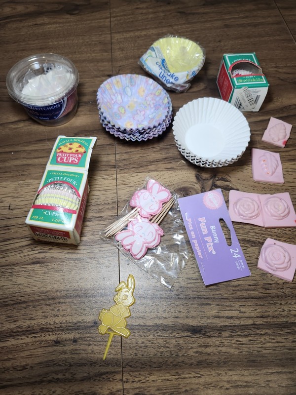 Lot Of Vintage Cupcake Baking Cups Toppers And More Cake Decoration