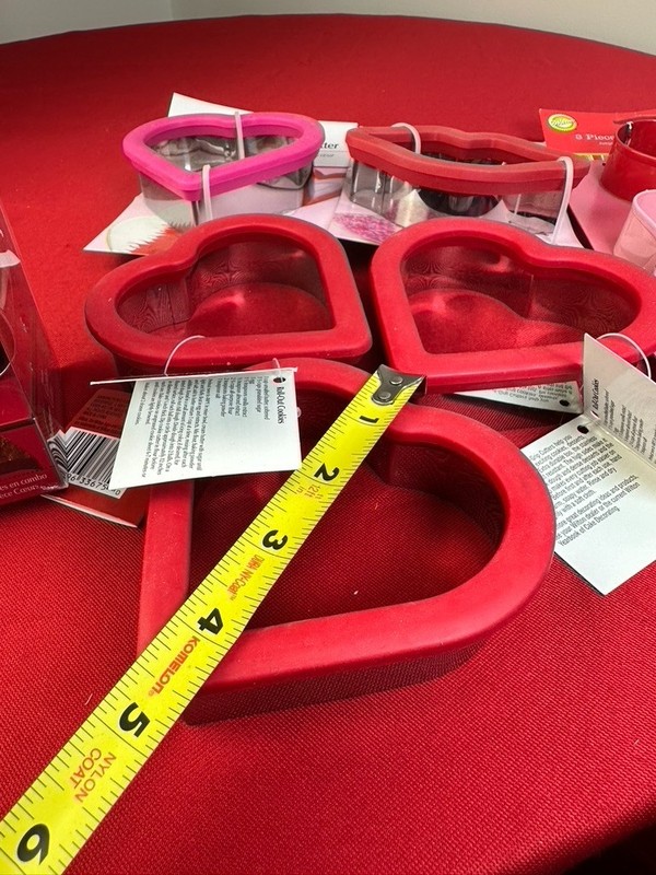 7 LOT Wilton Comfort Grip Valentines Day Cookie Cutter Mix Heart & Lips Shape gallery
