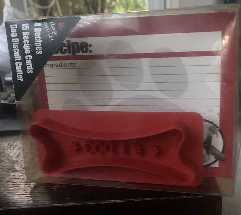 Dog Biscuit Cutter & Recipe Kit w/4 Recipes