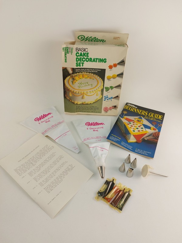 Wilton VTG Basic Cake Decorating Set 1981