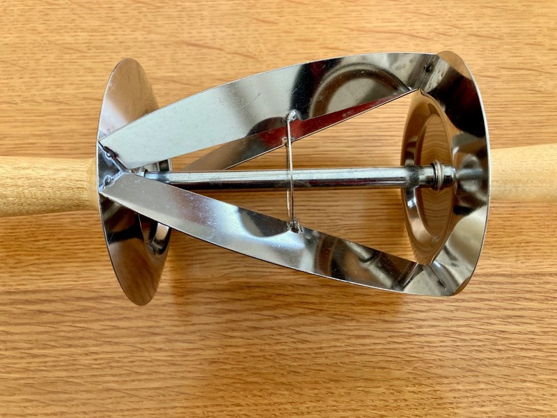 Rolling Croissant Cutter - Wood Handle - Cuts Triangle Dough Pastry gallery