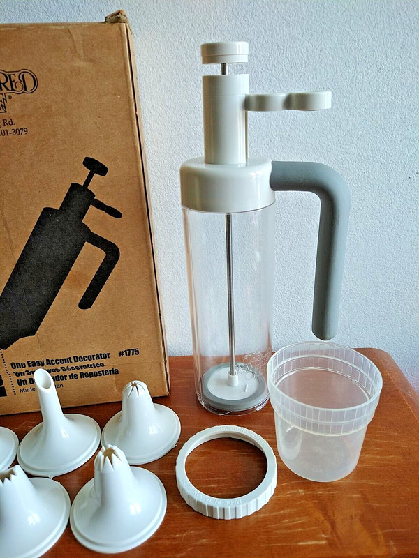 Vtg Pampered Chef Easy Accent Decorator 1775 Icing Baking Kitchen Eggs 6 nozzles gallery