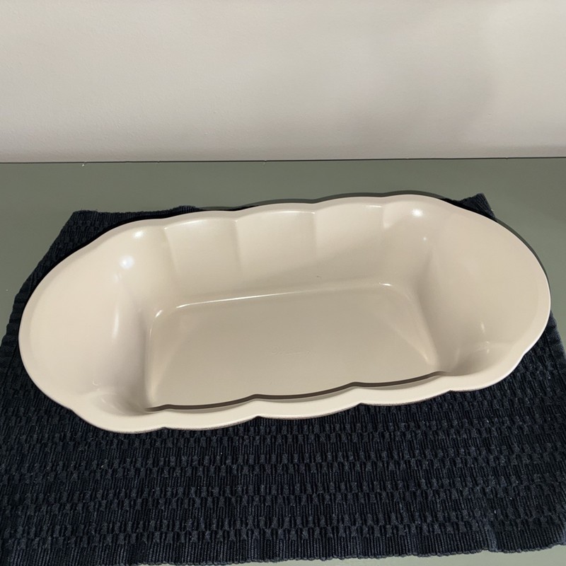 Wilton Two Quart Scalloped Loaf Pan Table Serve Non Stick Brown Bakeware