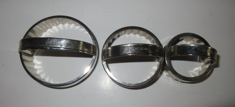 Vintage Set 3 Round Tin Metal Cookie Biscuit Cutters w/ Handles Different Sizes