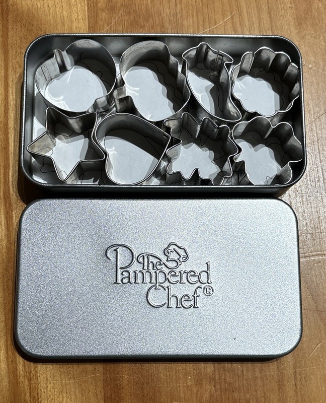 Mini COOKIE CUTTERS Lot of 8 Shapes Pampered Chef – In Tin Container