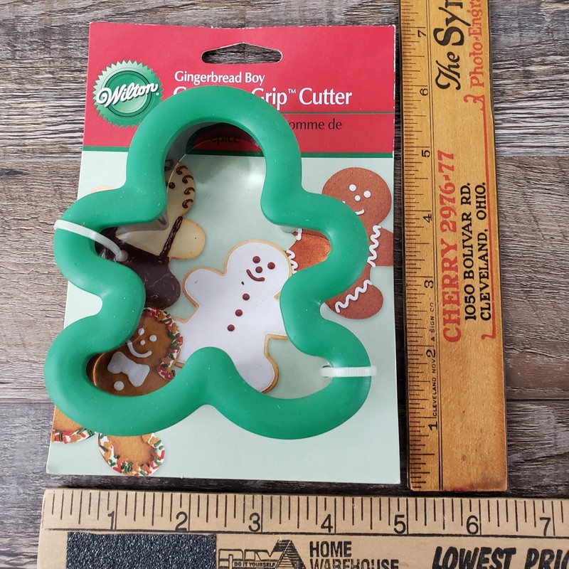 NEW Wilton Christmas Gingerbread Man Cookie Cutter Comfort Grip Metal #2310-602 gallery