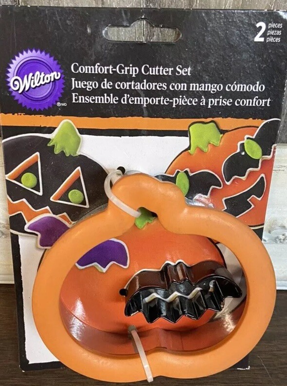 WILTON -HALLOWEEN PUMPKIN (2pc) COMFORT GRIP 4″ x 4 1/4″ Cookie Cutters – New