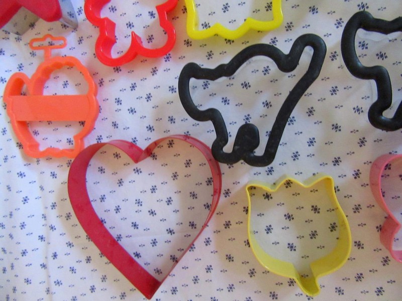 Vintage Lot! 37 COOKIE CUTTERS Christmas Angel-SANTA-Tree-Bunny Rabbit-PORKY PIG gallery