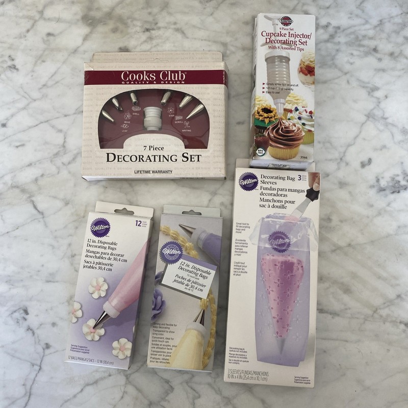 Cake Decorating Lot Wilton Cooks Club Bags Cupcake Injector More