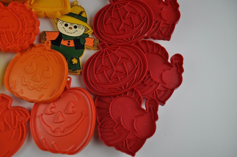 Vintage Halloween Fall Cookie Cutter Lot Fall Holiday Assortment 19 Pieces gallery