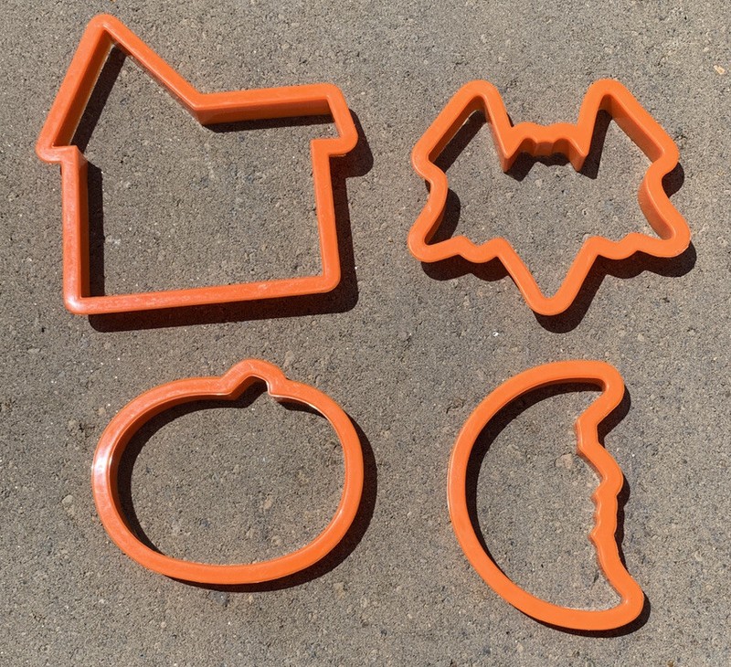 lot of 4 Halloween cookie cutters- house-moon-witch- pumpkin-combined shipping