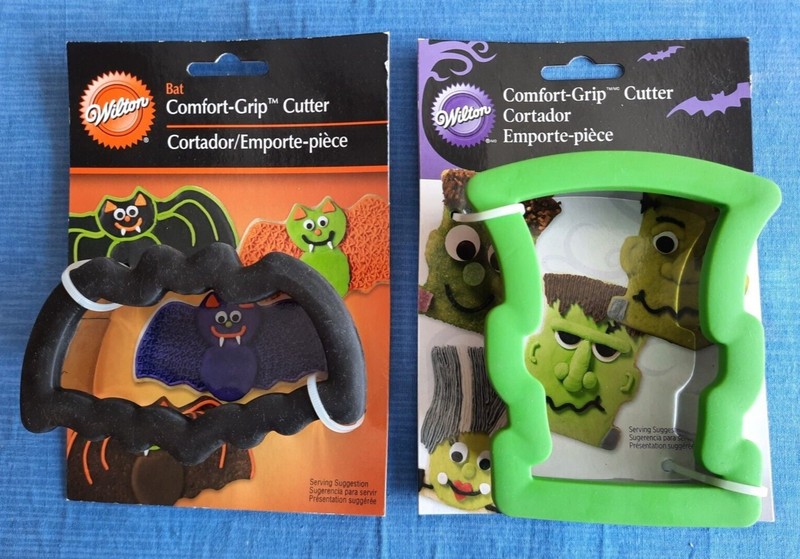 NEW – RETIRED WILTON HALLOWEEN COMFORT GRIP COOKIE CUTTER – BAT & MONSTER HEAD 