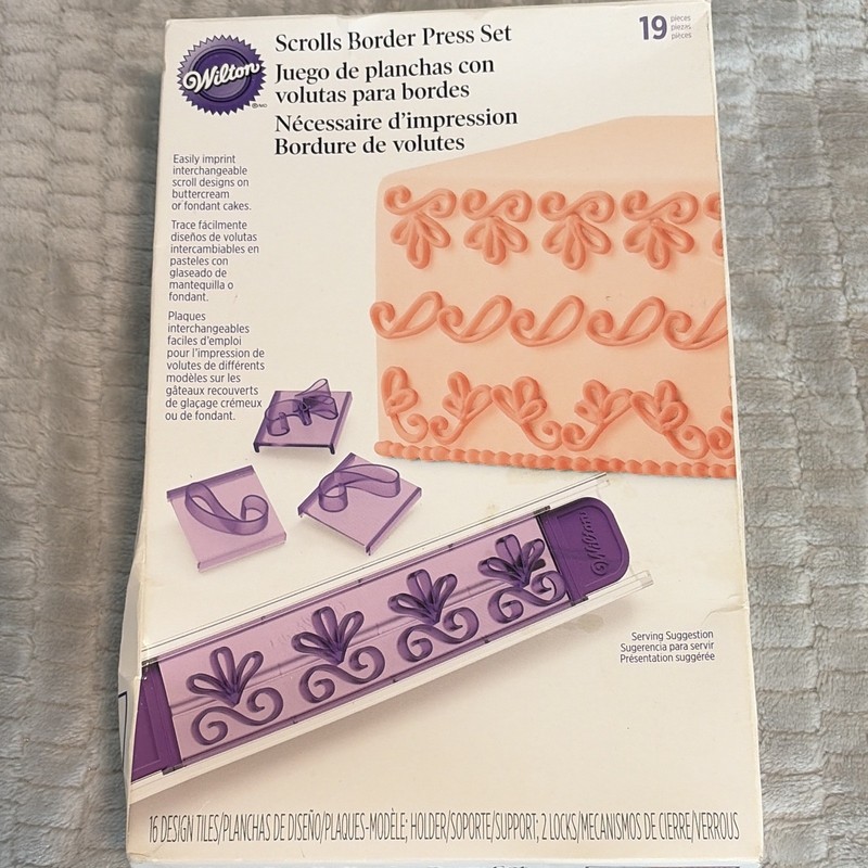 Wilton Scrolls Border Press Set Cake Decorating Tool, 19-Piece Purple/Clear