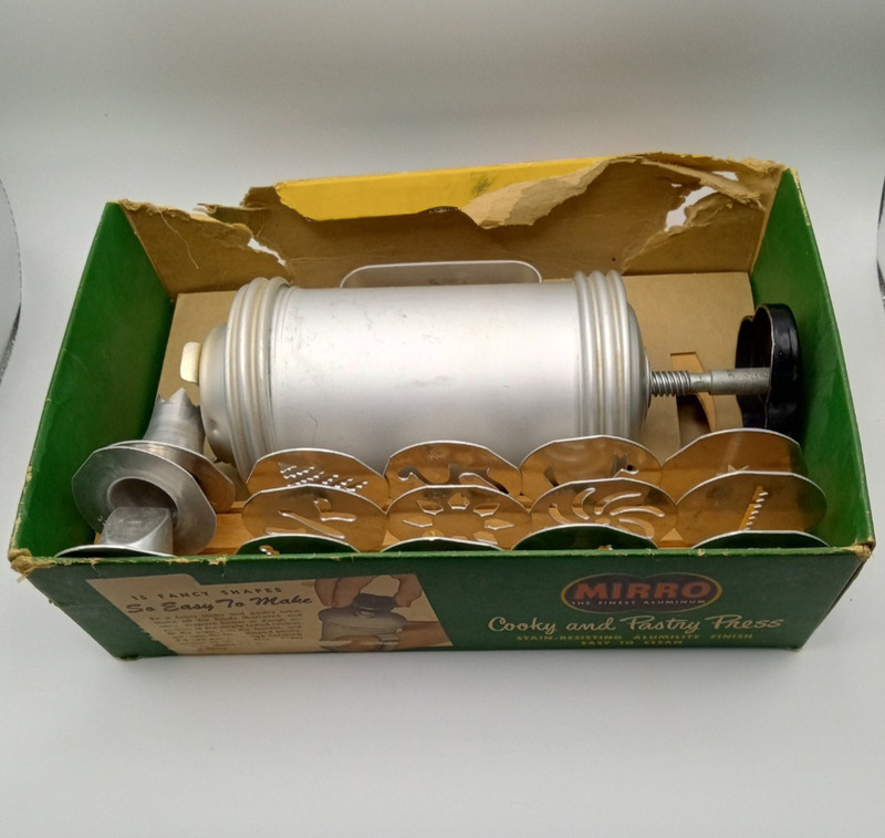 Vintage Mirro Cookie Pastry Press w/ Handle 12 Discs 3 Decorating Tips Aluminum gallery