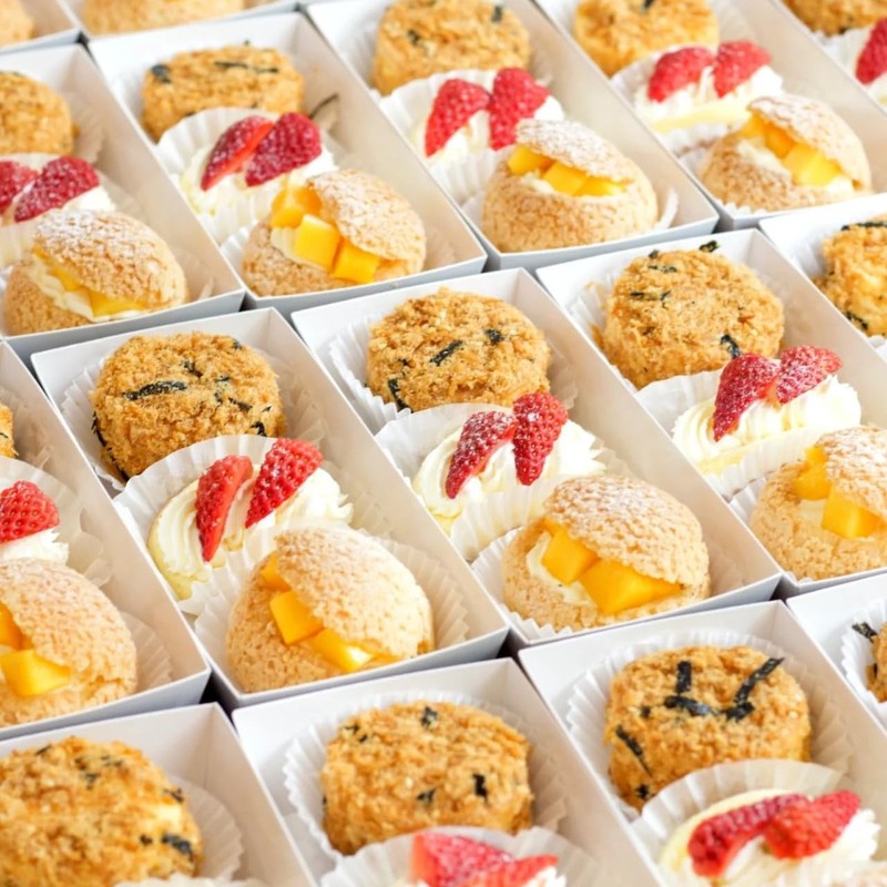 100 Pack 7.5 Inch Paper Charcuterie Boxes, Clear Lids, White, Small To Go Treat gallery