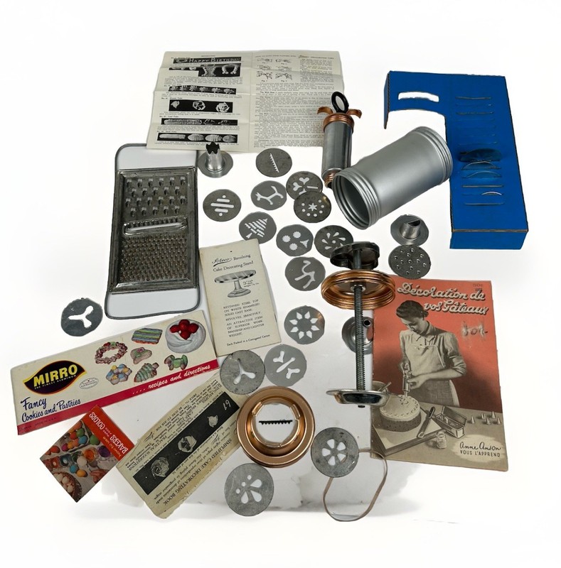 Vintage MIRRO Aluminum Cookie & Pastry Press Set 23 Discs 3 Tips Box Book USA!