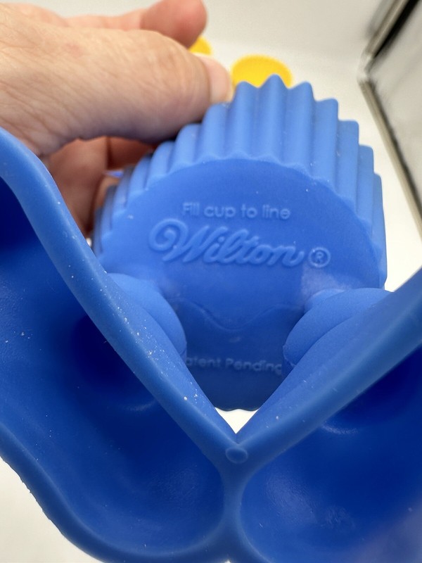 Set of 8 Wilton Silicone Silly Feet Cupcake Molds, Preowned gallery