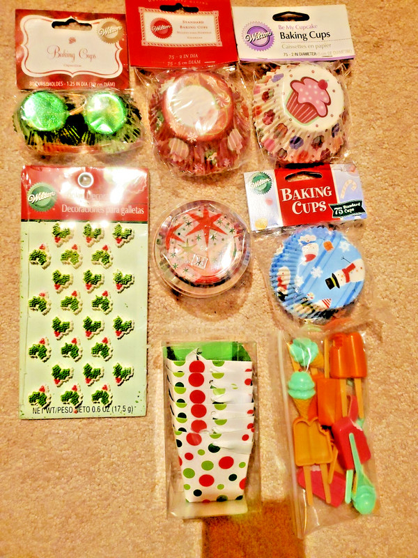 NEW Wilton Lot Of 8 Christmas Popsicle Cookie Cake Liners Cupcake Boxes Decor
