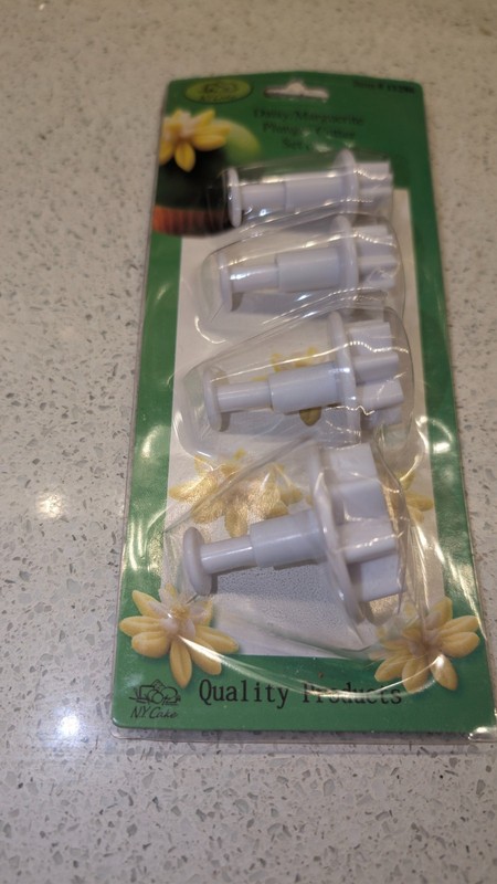 NEW Sealed-NY Cake Set of 4 Daisy / Marguerite Plunger Cutters with Instructions