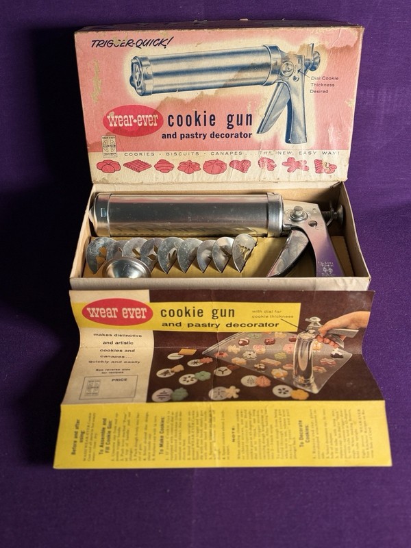Vtg Wear-Ever Cookie Gun & Pastry Decorator 3365 COMPLETE w/ Box & Recipes