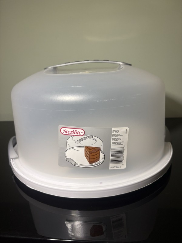 Sterilite Plastic Cake Carrier w/ Handle, White Base Clear Dome Lid