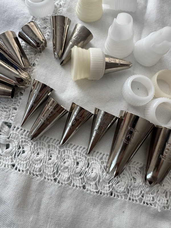Wilton Icing Nozzle Tips Set Metal/Plastic, Couplers, 1M 2D 4B 104 125Korea gallery