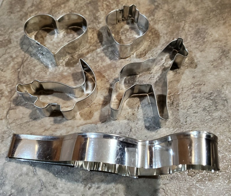 Tin Apatosaurus Dinosaur, Giraffe, Alligator, Strawberry, Heart Cookie Cutters gallery