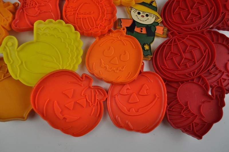 Vintage Halloween Fall Cookie Cutter Lot Fall Holiday Assortment 19 Pieces gallery