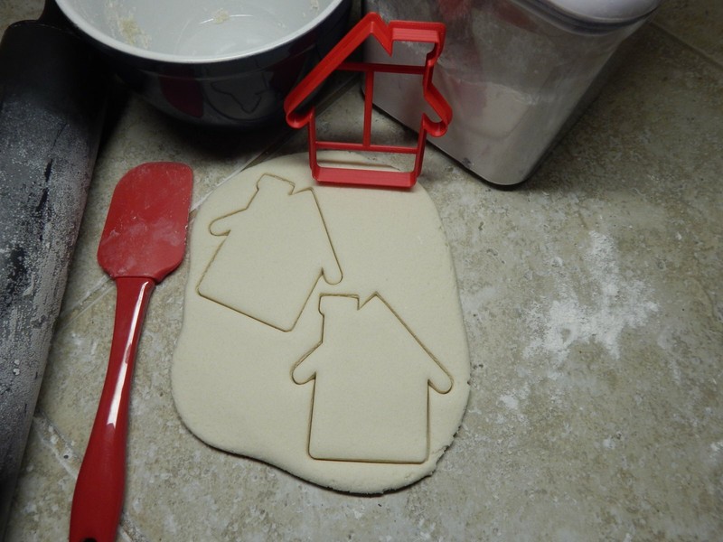 HOUSE REAL ESTATE SCHOOL DOG BUILDING FAMILY PLACE HOME COOKIE CUTTER USA PR2193 gallery