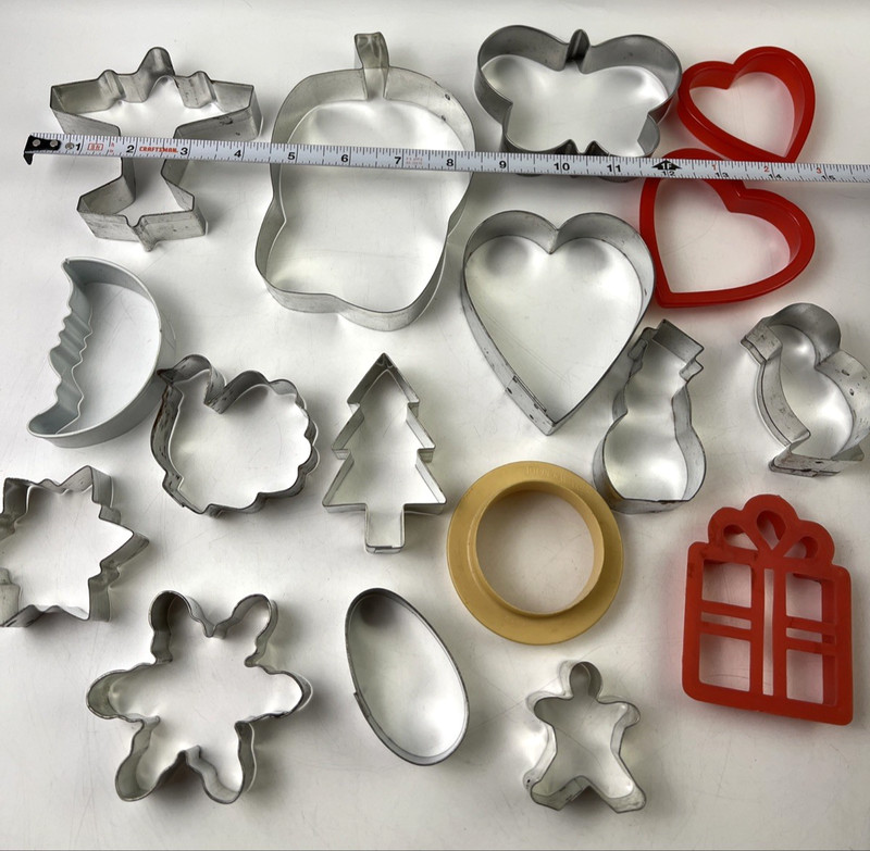 Vintage Lot of 17 Plastic/Tin Cookie Cutter Variety Shape Many More,See Pictures gallery