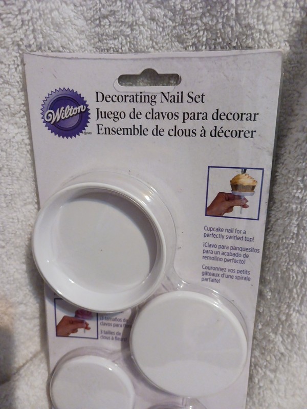 NEW Wilton Decorating Nail Set 8 Pieces Total; 3 Flower & 1 Cupcake gallery