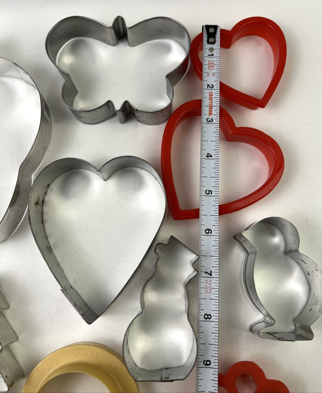 Vintage Lot of 17 Plastic/Tin Cookie Cutter Variety Shape Many More,See Pictures gallery