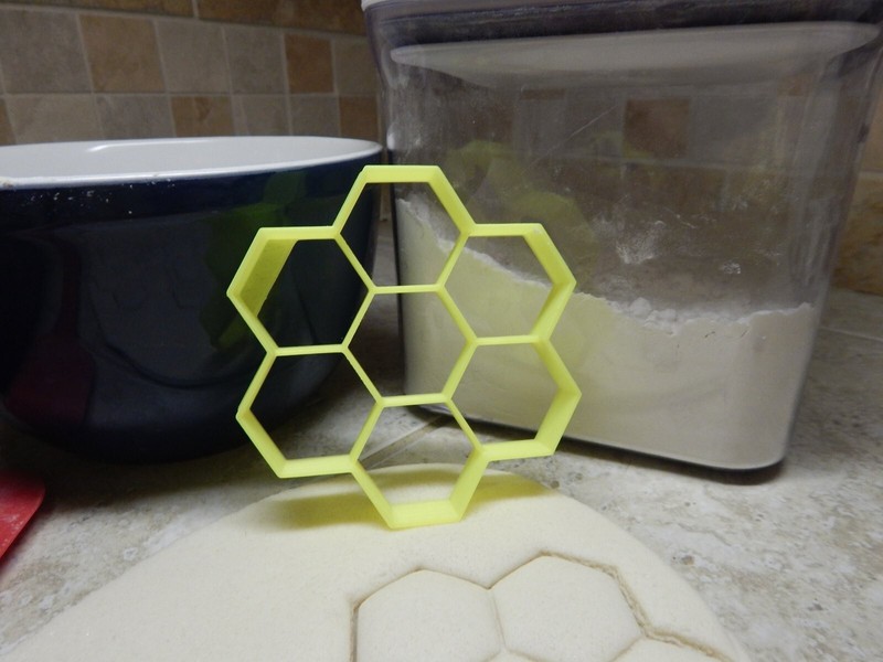 HONEY BEE HIVE HONEYCOMB SET OF 5 COOKIE CUTTERS MADE IN USA PR1984 gallery
