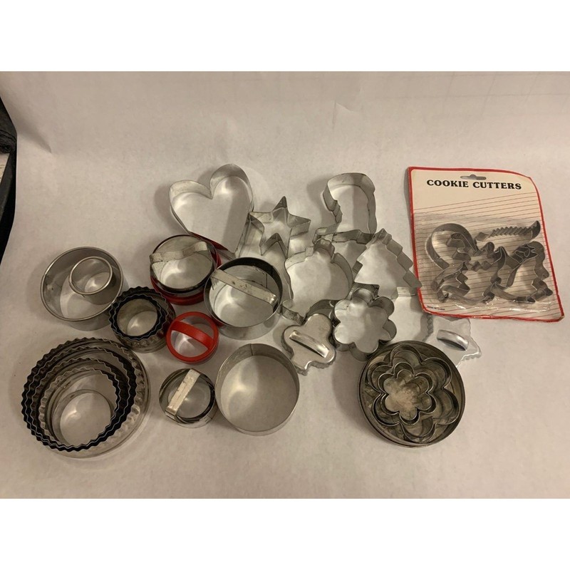 Huge Lot of VINTAGE TIN BAKING CUPS TARTS COOKIE CUTTERS, HOLIDAY THEMED, Din…