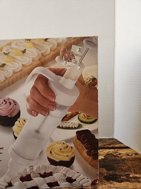 Wilton Dessert Decorator Max Kit With Recipes & Instructions Never Used gallery